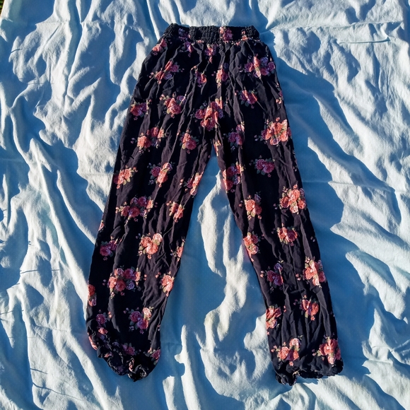 Tahari rose print, navy blue loose fitting pants - Picture 2 of 4